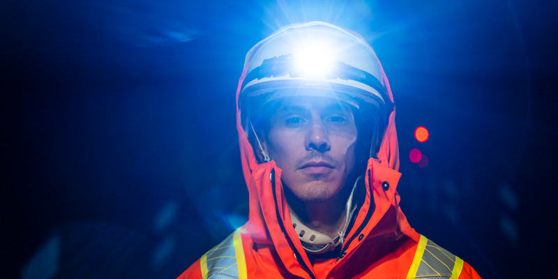 Vêtement Haute Visibilité : Pourquoi deux couleurs valent mieux qu'une