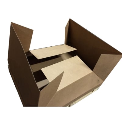 Box pour le recyclage de vêtements en cours d'ouverture